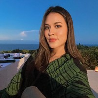 Raisa Andriana baru saja berulang tahun. Tepat pada 6 Juni 2022 usianya bertambah menjadi 32 tahun. Di hari ulang tahunnya Raisa tampil cantik dan memukau mengenakan dress berwarna hijau bergaris hitam. Rambut panjangnya tampak dibiarkan terurai. Foto: Instagram