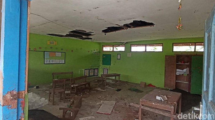Ruang kelas di SDN 2 Penawangan, Grobogan, Jawa Tengah, rusak, Rabu (8/6/2022). Kondisi ini membuat siswa harus belajar di teras dan perpustakaan.