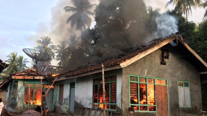 Rumah di Tanggamus dibakar oleh pemiliknya sendiri.