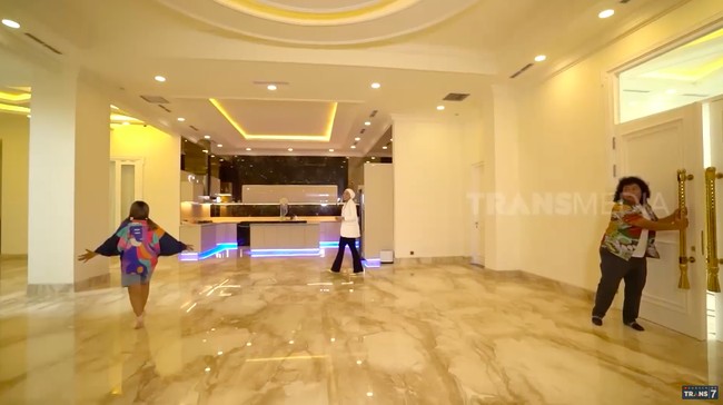 Rumah ini baru setengah jadi, kata Renny Angesti di program Sobat Misqueen Trans TV saat menjelaskan mengapa rumahnya kosong. Rumah yang luasnya mencapai 4.000 meter persegi itu pun makin terasa lapang. (Foto: YouTube/Trans7 Official)