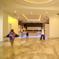 Rumah ini baru setengah jadi, kata Renny Angesti di program Sobat Misqueen Trans TV saat menjelaskan mengapa rumahnya kosong. Rumah yang luasnya mencapai 4.000 meter persegi itu pun makin terasa lapang. (Foto: YouTube/Trans7 Official)