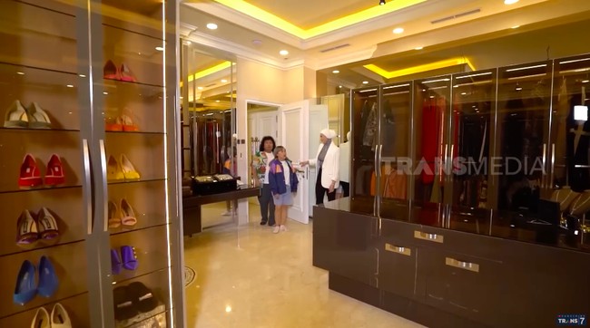 Inilah penampakan walk-in closet Renny Angesti. Isinya koleksi barang-barang branded hasil hunting di Paris. (Foto: YouTube/Trans7 Official)