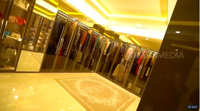 Mpo Alpa, pembawa acara Sobat Misqueen sampai menangis melihat koleksi baju dan tas di lemari Renny. (Foto: YouTube/Trans7 Official)