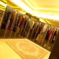 Mpo Alpa, pembawa acara Sobat Misqueen sampai menangis melihat koleksi baju dan tas di lemari Renny. (Foto: YouTube/Trans7 Official)