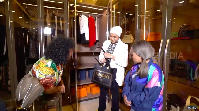 Renny menunjukkan salah satu tas favoritnya, yakni totebag Fendace. Aksesori kolaborasi Fendi dan Versace itu didapat Renny lima hari setelah dirilis secara global. (Foto: YouTube/Trans7 Official)