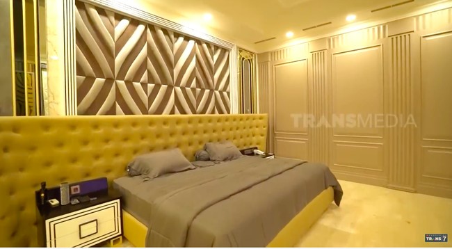 Kontras dengan eksterior dan interior yang mendominasi rumah, bagian kamarnnya hadir dalam nuansa yang lebih modern. Masih tunggu barang-barangnnya sampai dari Italia, kata Renny. (Foto: YouTube/Trans7 Official)