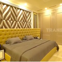 Kontras dengan eksterior dan interior yang mendominasi rumah, bagian kamarnnya hadir dalam nuansa yang lebih modern. Masih tunggu barang-barangnnya sampai dari Italia, kata Renny. (Foto: YouTube/Trans7 Official)