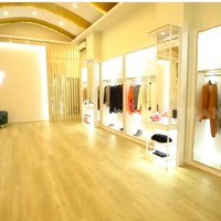 Ada butik di dalam rumah Renny. Butik ini hadir bagi para fashionista yang ingin belanja fashion item keluaran rumah mode dunia tanpa harus keluar negeri. Renny mendapatkannya secara eksklusif, bahkan ia memiliki akses khusus saat datang ke butik brand tersebut. (Foto: YouTube/Trans7 Official)