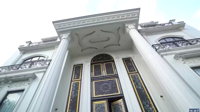 Bak istana, rumah Renny Angesti yang berlokasi di Tebet, Jakarta Selatan, ini bergaya klasik. Di bagian depan, berdiri dua pilar yang menjulang tinggi. (Foto: YouTube/Trans7 Official)