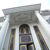 Bak istana, rumah Renny Angesti yang berlokasi di Tebet, Jakarta Selatan, ini bergaya klasik. Di bagian depan, berdiri dua pilar yang menjulang tinggi. (Foto: YouTube/Trans7 Official)