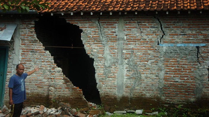 Rumah-rumah Ini Rusak Gegara Tanah Bergerak di Tegal Warga menunjukkan tembok mushola yang retak akibat bencana tanah bergerak di Desa Kajen, Lebaksiu, Kabupaten Tegal, Jawa Tengah, Rabu (8/6/2022). Menurut pemerintah desa setempat, sebanyak 65 rumah rusak ringan dan tiga rumah rusak berat akibat bencana tanah bergerak dalam empat bulan terakhir. ANTARA FOTO/Oky Lukmansyah/rwa.