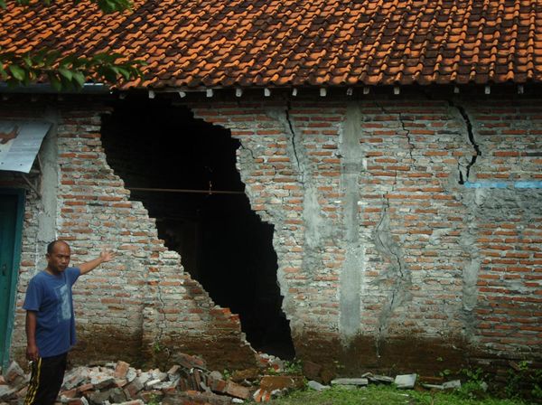 Rumah-rumah Ini Rusak Gegara Tanah Bergerak di Tegal