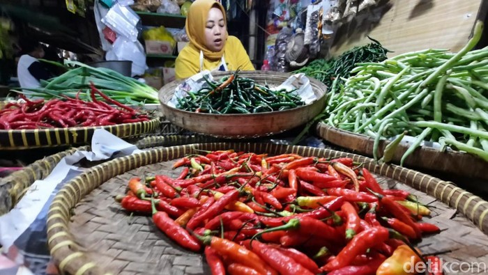 Salah satu pedagang cabai rawit di Pasar Argosari, Kapanewon Wonosari, Kabupaten Gunungkidul, Rabu (8/6/2022).