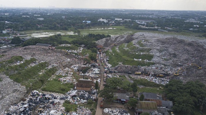 Sampah Makin Membludak, TPA Burangkeng Bakal Diperluas Foto udara truk sampah antre membongkar muatan di TPA (Tempat Pembuangan Akhir) Burangkeng, Setu, Kabupaten Bekasi, Jawa Barat, Rabu (8/6/2022). Pemerintah setempat berencana melakukan perluasan lahan TPA Burangkeng seluas 2 hektare dari luas saat ini yang mencapai 9,6 hektare karena volume sampah yang mencapai 20 ton per hari sudah melebihi kapasitas lahan yang tersedia. ANTARA FOTO/ Fakhri Hermansyah
