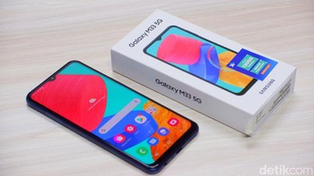 Baterai yang diberikan Samsung berkapasitas 5.000 mAh yang bisa tahan seharian. Jika akan habis dapat diisi lebih cepat berkat dukungan fast charging 25W. Foto: Adi Fida Rahman/detikINET