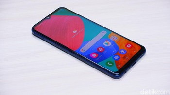 Galaxy M33 5G menyuguhkan layar lapang berukuran 6,6 inch dengan panel TFT. Layar tersebut punya resolusi Full HD+ dan mendukung refresh rate 120Hz. Foto: Adi Fida Rahman/detikINET