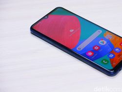 Unboxing Samsung Galaxy M33 5G RAM 8 GB Biru Menggoda