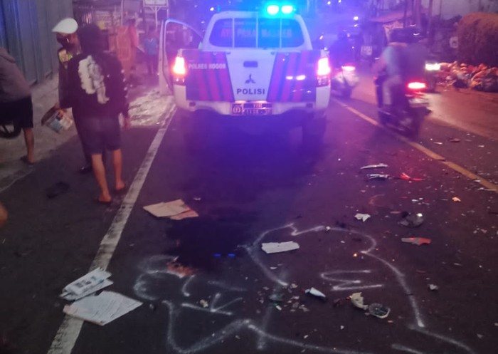 Sebuah mobil menabrak tiga motor di Cileungsi, Kabupaten Bogor. Akibatnya, dua orang pengendara motor meninggal dunia di tempat kejadian perkara. (dok Istimewa)