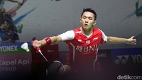 Masing-masing Jojo dan Zhao sempat menambah tiga poin, membuat skor menjadi 20-10. Jojo akhirnya mengamankan set pertama dengan skor 21-10 lewat jumping smash yang tak mampu dikembalikan Zhao.