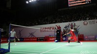 Pada set kedua, perebutan poin kembali sengit di awal-awal. Sempat sama kuat 3-3, Jojo kemudian unggul 5-3. Satu pukulan Jojo yang membentur net mengubah skor menjadi 5-4, namun Jojo menebus dosanya dengan satu smash yang gagal dikembalikan Zhao, 6-4.