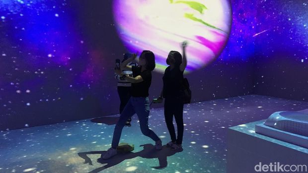 Sensasi menonton konser BTS di Mal PVJ Bandung.