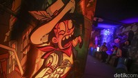 Pengunjung beraktivitas di Jukiverse Exhibition di Sarinah, Jakarta, Rabu (8/6/2022).