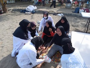 Mahasiswa Unpad Gelar Simulasi Bencana di Tepi Pantai Pangandaran