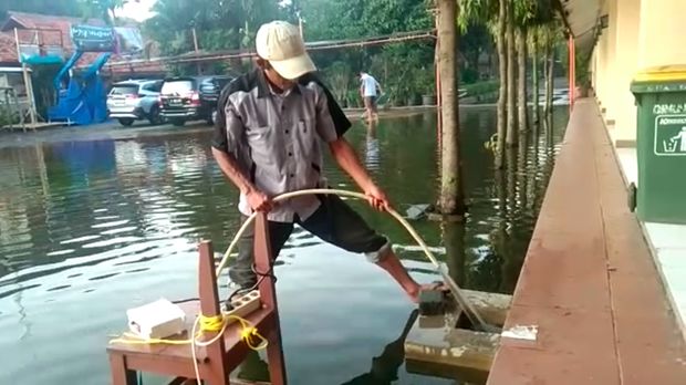 SMAN 4 Tangerang Selatan (Tangsel) sudah sepekan tergenang banjir. Pihak sekolah sudah berupaya menyedot genangan tapi air belum surut. (dok Istimewa)