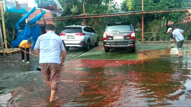 SMAN 4 Tangerang Selatan (Tangsel) sudah sepekan tergenang banjir. Pihak sekolah sudah berupaya menyedot genangan tapi air belum surut. (dok Istimewa)