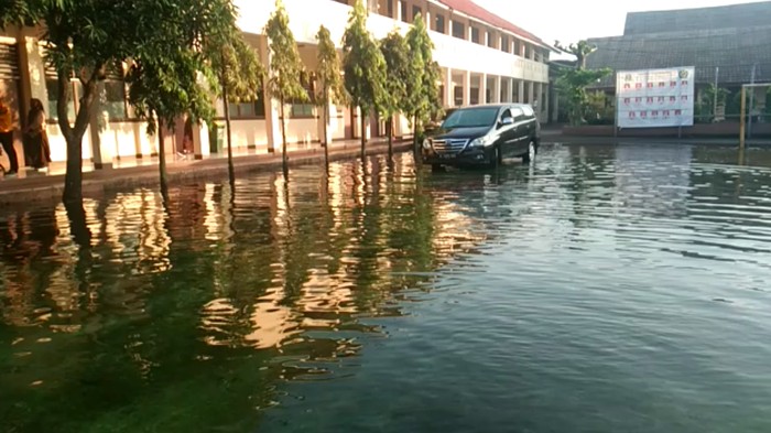 SMAN 4 Tangerang Selatan (Tangsel) sudah sepekan tergenang banjir. Pihak sekolah sudah berupaya menyedot genangan tapi air belum surut. (dok Istimewa)