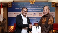 Ketua Umum Asosiasi Internet of Things Indonesia (ASIOTI), Teguh Prasetya (kiri) menyerahkan produk buatan UMKM kepada Direktur Standardisasi Perangkat Pos dan Informatika, Direktorat Jenderal Sumber Daya dan Perangkat Pos dan Informatika (SDPPI), Kementerian Komunikasi dan Informatika Mulyadi dalam Seminar Solusi Internet of Things untuk Usaha Mikro, Kecil, dan Menengah (UMKM) yang dilaksanakan di Yogyakarta.