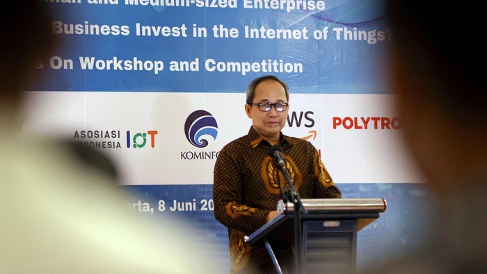 Solusi IoT untuk UMKM Ketua Umum Asosiasi Internet of Things Indonesia (ASIOTI), Teguh Prasetya (kiri) menyerahkan produk buatan UMKM kepada Direktur Standardisasi Perangkat Pos dan Informatika, Direktorat Jenderal Sumber Daya dan Perangkat Pos dan Informatika (SDPPI), Kementerian Komunikasi dan Informatika Mulyadi dalam Seminar Solusi Internet of Things untuk Usaha Mikro, Kecil, dan Menengah (UMKM) yang dilaksanakan di Yogyakarta hari ini.
