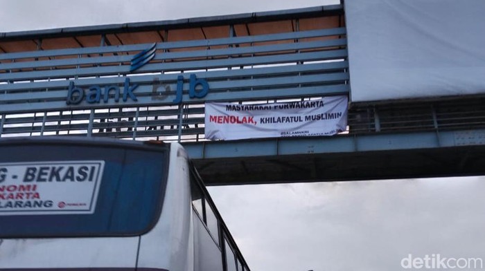 Spanduk penolakan Khilafatul Muslimin di Purwakarta.