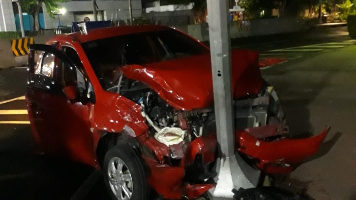 Tabrakan mobil Honda Brio vs taksi di MH Thamrin, Rabu (8/6/2022) dini hari tadi.