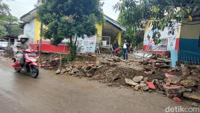 Tembok SDN 3 Limo Depok ambruk (Dwi Rahmawati/detikcom)