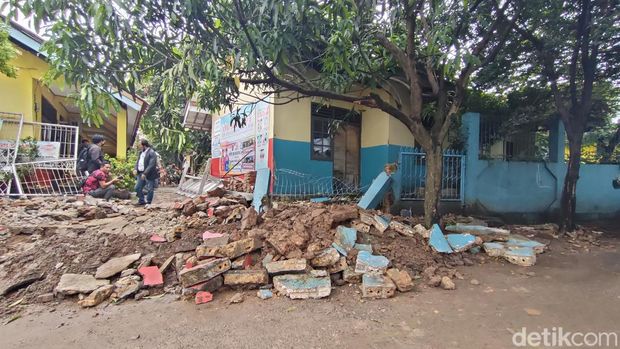 Tembok SDN 3 Limo Depok ambruk (Dwi Rahmawati/detikcom)