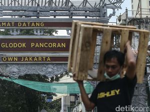 Masih Dibangun, Begini Lho Bentuk Gapura Chinatown di Glodok