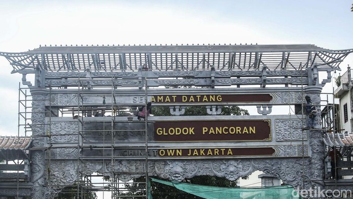 Gapura chinatown tengah dibangun di Glodok, Jakarta. Pembangunan gapura tersebut ditargetkan selesai pada 10 Juni 2022.