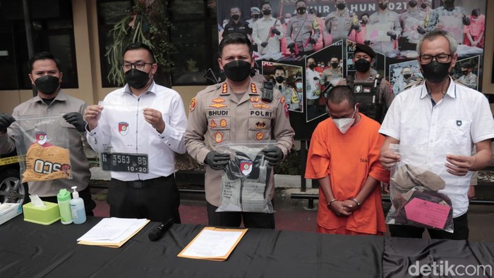 Tersangka pembunuhan di Sungai Bango (baju oranye 2 dari kanan)