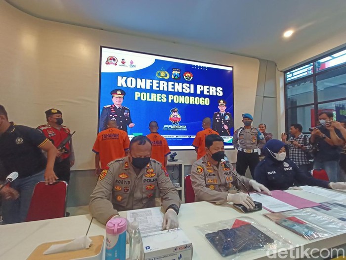 Tiga tersangka pemerasan di Ponorogo dirilis
