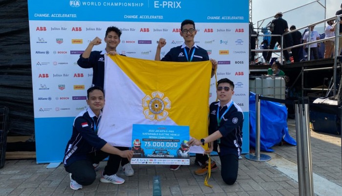 Tim Arjuna EV UGM yang meraih juara 1 dalam kompetisi Sustainable Electric Vehicle Design Competition di ajang Formula-E