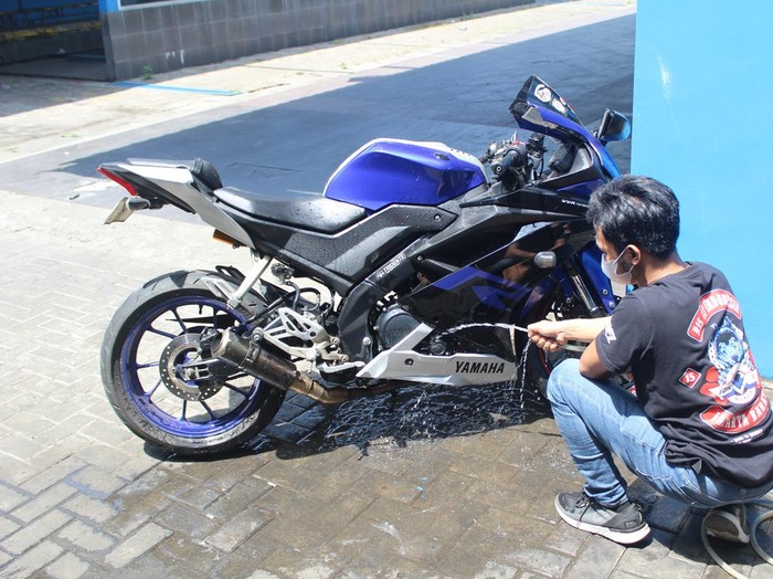 Tips mencuci motor sendiri di rumah