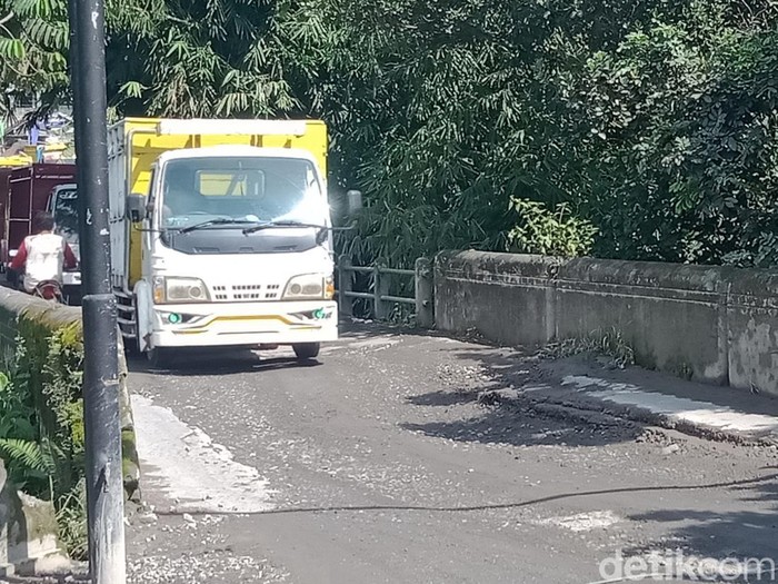 Truk angkutan pasir antre melintas jembatan Prayan, Kecamatan Karangnongko, Klaten yang ambles, Rabu (8/6/2022).
