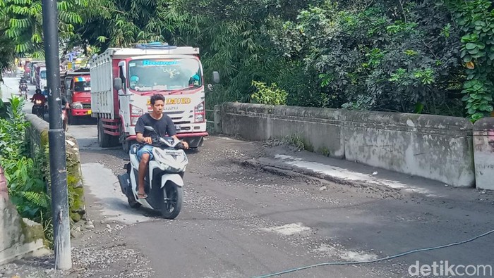 Truk angkutan pasir antre melintas jembatan Prayan, Kecamatan Karangnongko, Klaten yang ambles, Rabu (8/6/2022).