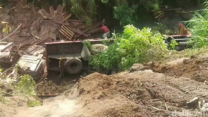 truk masuk jurang di pasuruan