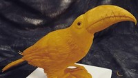 Miniatur ini dibuat dari labu kuning yang diukir menyerupai burung sungguhan. Foto: Instagram/@atelierabcraving