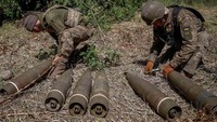 Biasanya meriam Howitzer M777 dioperasikan oleh 7-8 personil tentara.