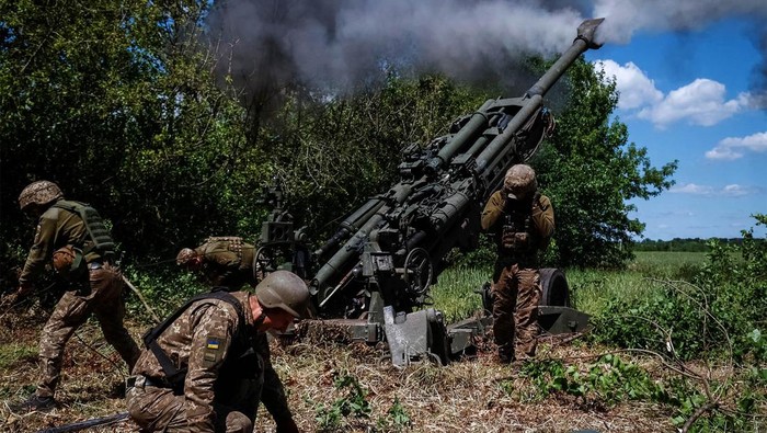 Ukraina telah menerima bantuan meriam Howitzer M777 dari Amerika Serikat. Saat ini meriam itu sudah digunakan untuk melawan Rusia.