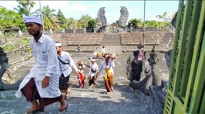 Umat berdatangan di Pura Jagatnatha Jembrana, saat Hari Raya Galungan, Rabu (8/6/2022). Sebanyak 14.500 pemedek diprediksi akan datang melaksanakan persembahyangan sejak pagi hingga malam hari.