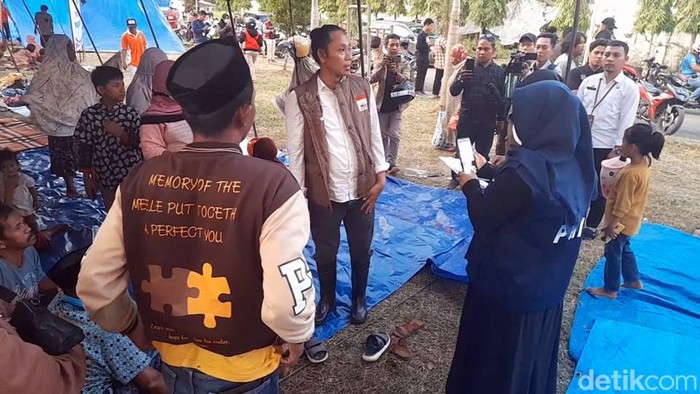 Wakil Bupati Mamuju Ado Masud meninjau lokasi pengungsian di Stadion Manakarra.